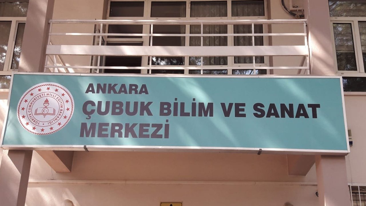 Ankaralı öğrencilerden büyük başarı: Ayağı kopan horoz için protez yaptılar