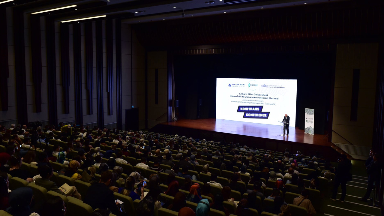 Millet Kütüphanesi'nde İslamofobi konferansı: Salon doldu taştı