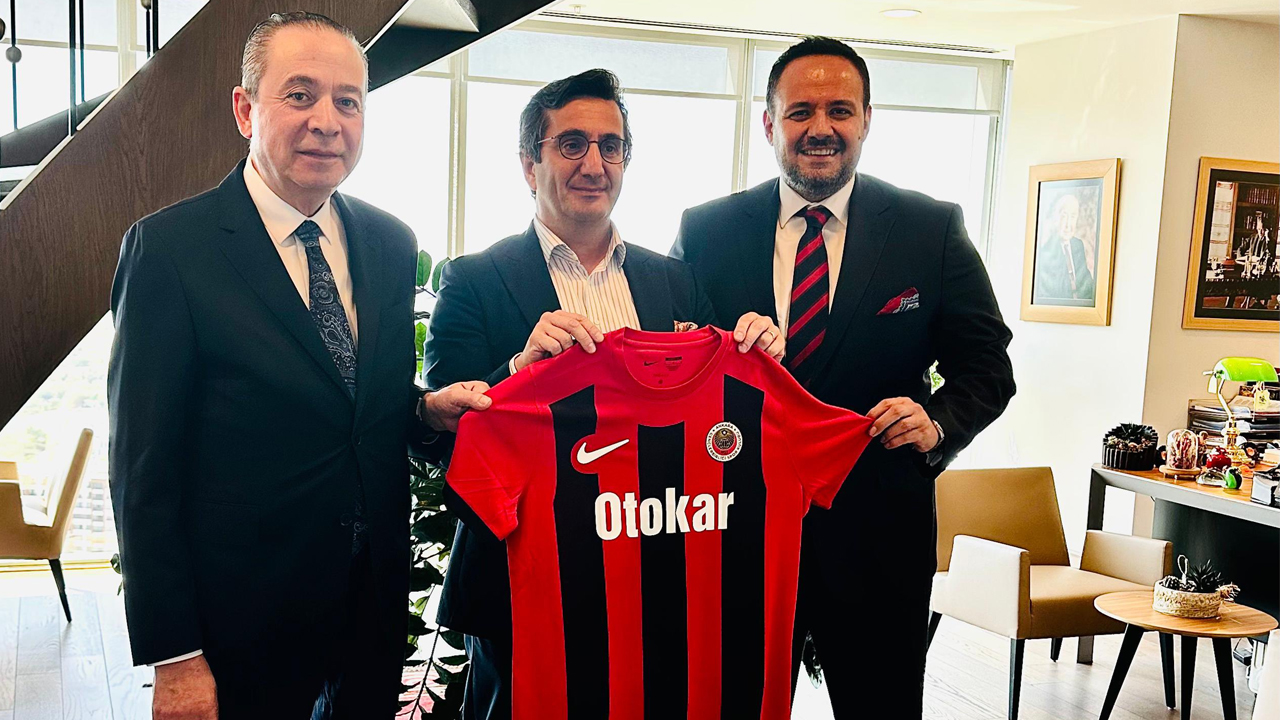 Gençlerbirliği heyeti Koç Holding Ankara temsilcisine forma hediye etti