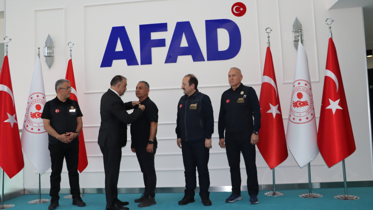 Ankara'da anlamlı ödül: Azerbaycan elçisi AFAD'a gitti