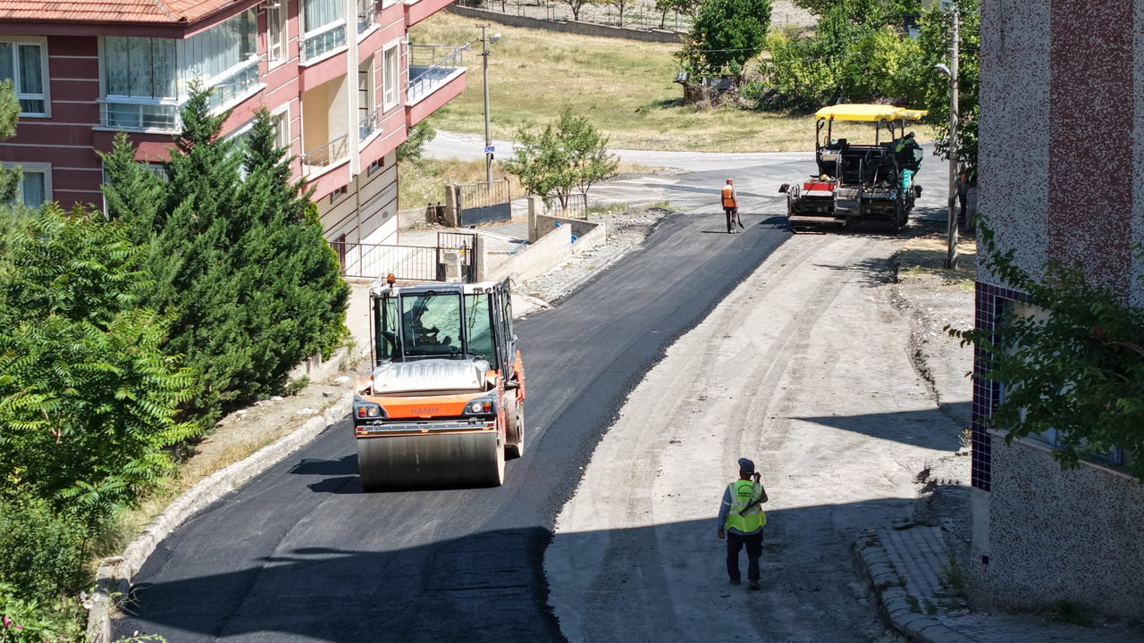 Ankara Ahikemal Şenyurt Mahallesi’nde asfalt çalışmaları sürüyor