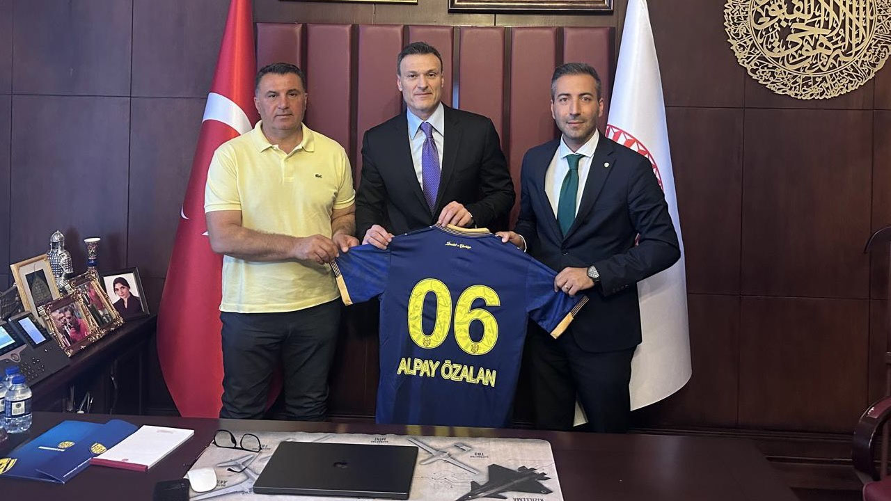Ankaragücü heyeti İzmir Milletvekili Alpay Özalan’ı ziyaret etti