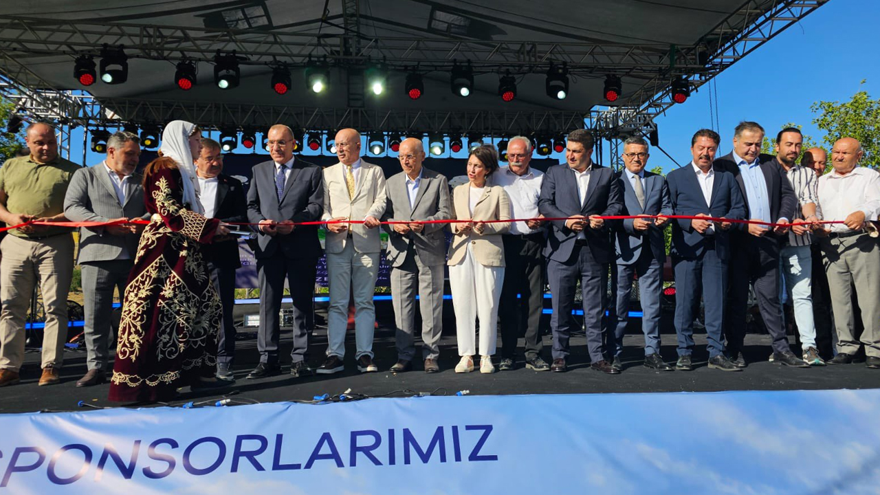 Ankara bürokrasisi Ayaş'taki dut festivalinde buluştu