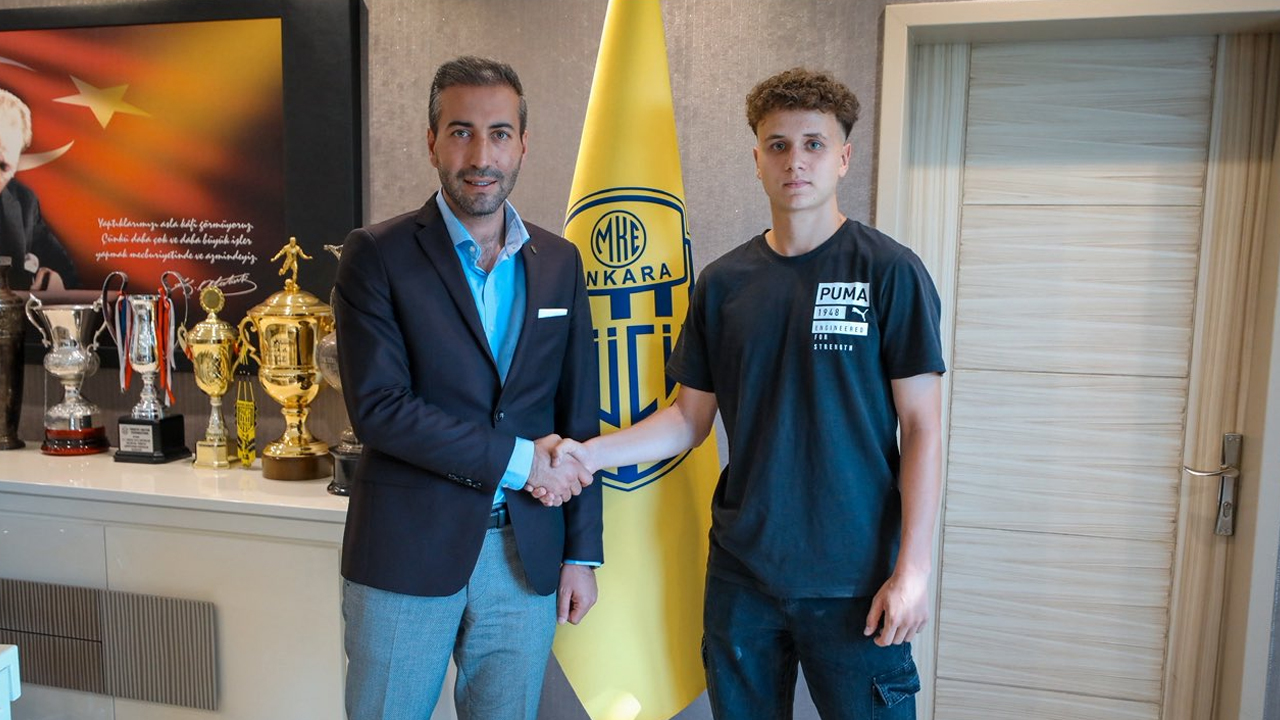 Ankaragücü’nde geleceğe yatırım: Üç genç futbolcu profesyonel oldu