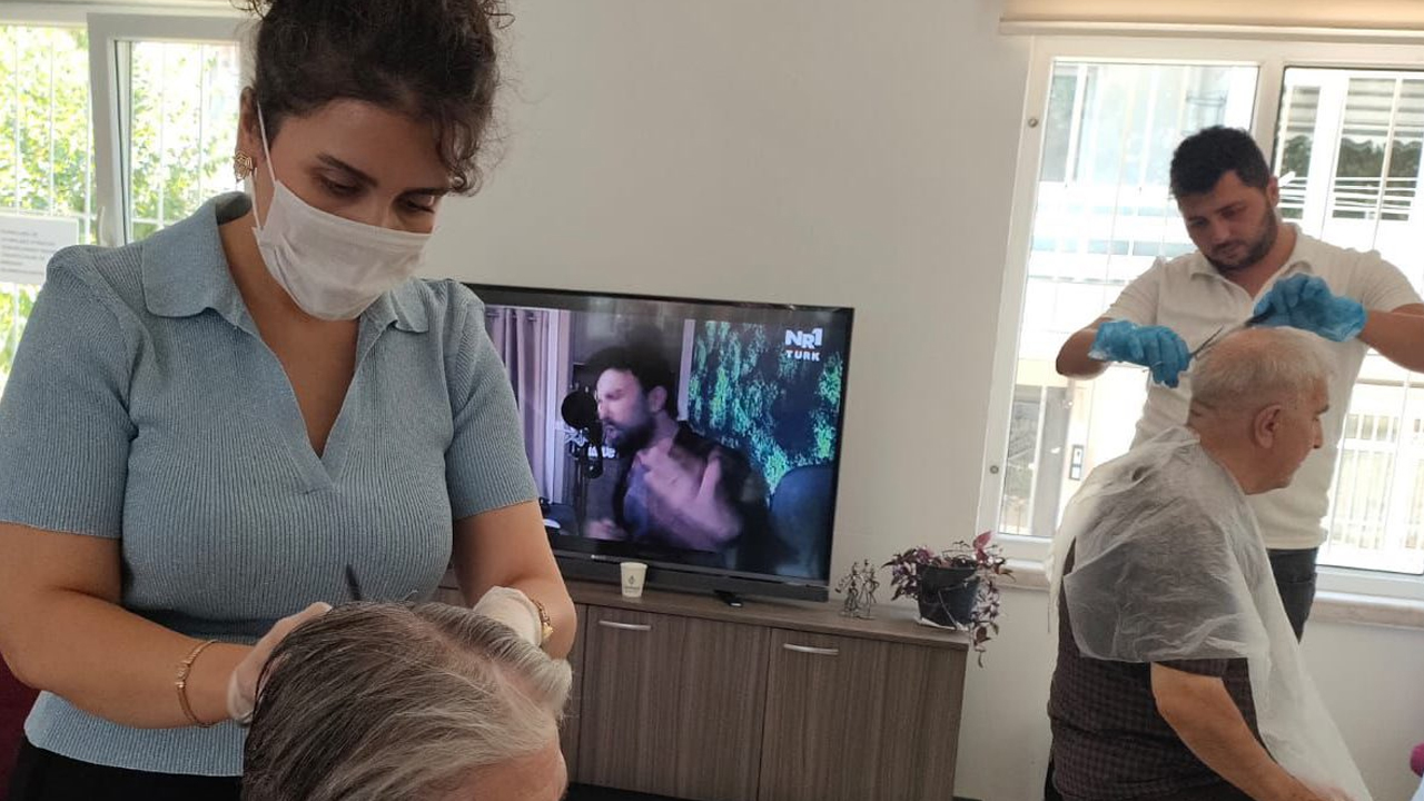 Çankaya'da yaşlı vatandaşların saçını Belediye kuaförleri kesiyor