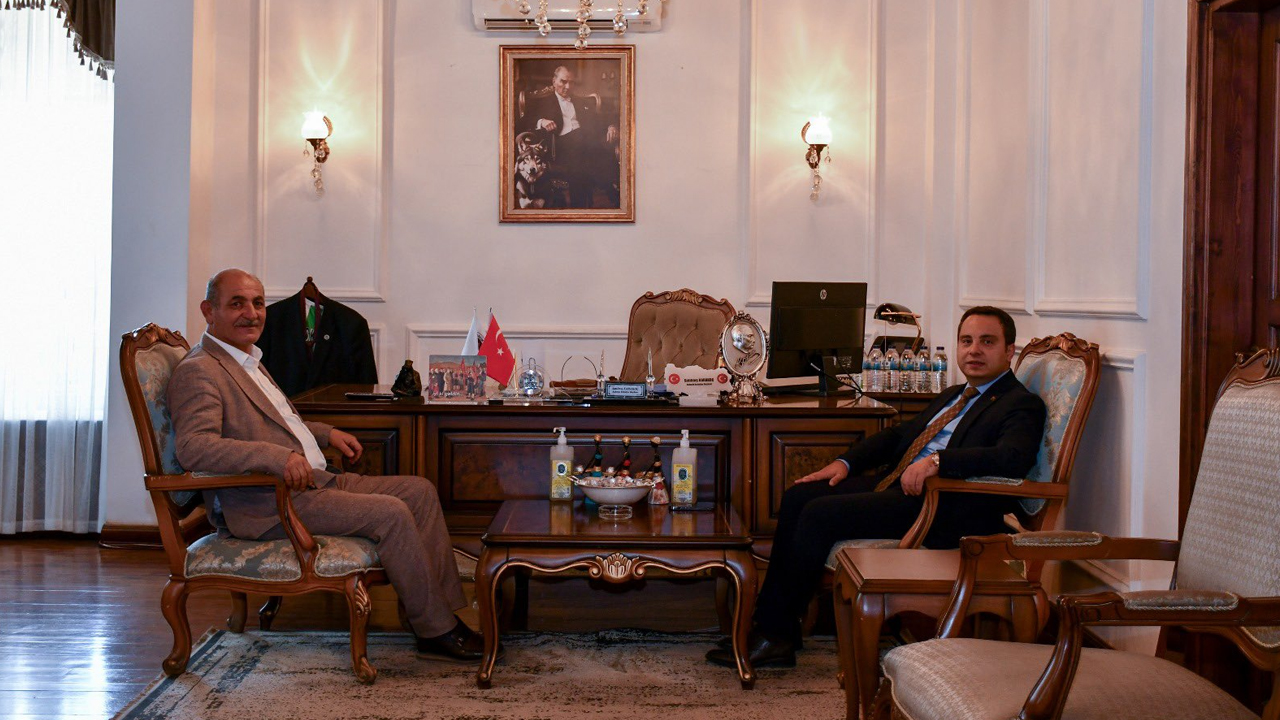Kalecik’te Başkan Karakoç yeni Kaymakamı makamda ağırladı