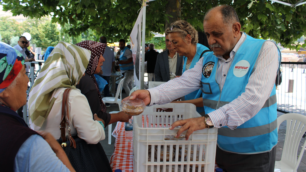 Tulpar Derneği Ankara Hacı Bayram’da şehitler için aşure dağıttı