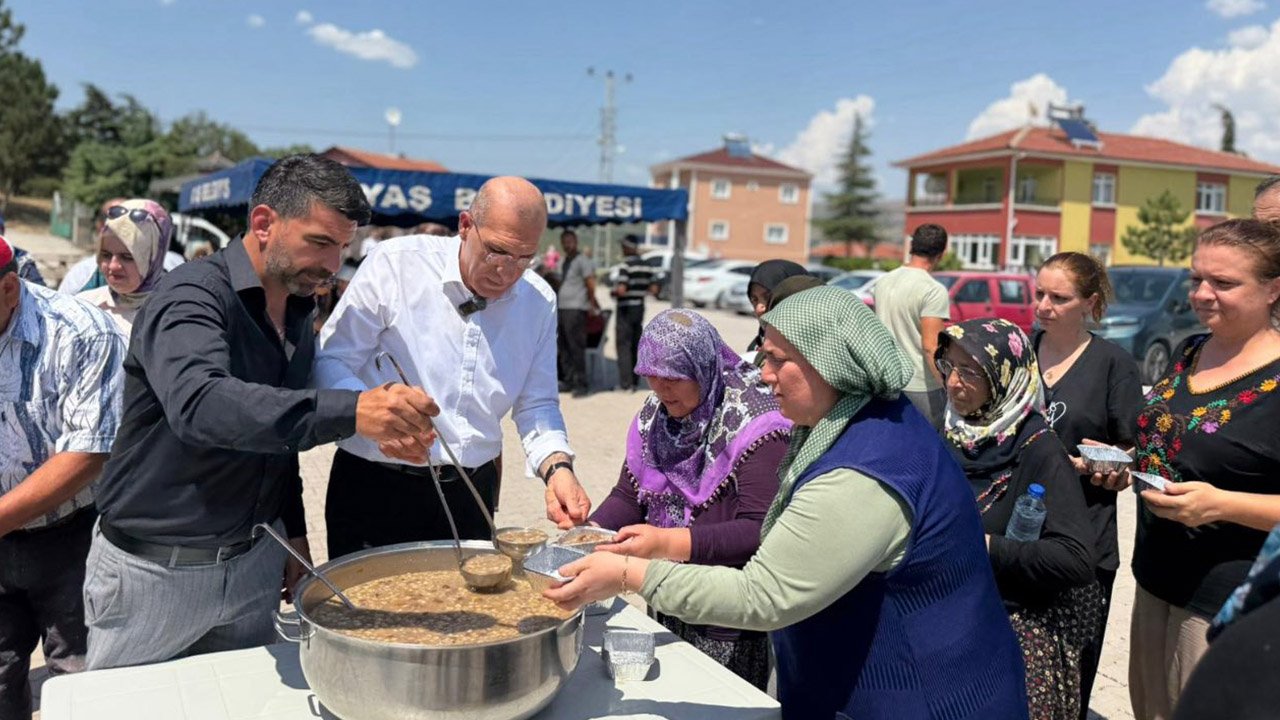 Başkan halka aşure dağıttı: Bereket paylaşıldı