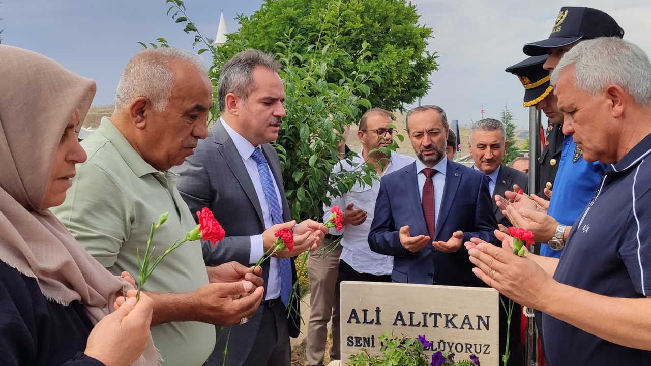 Mamak Kaymakamı 15 Temmuz şehitlerini kabirleri başında andı
