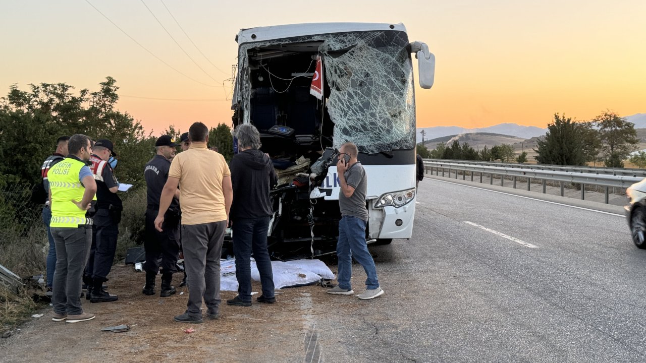 Afyonkarahisar'da bir kaza daha: Otobüs ile kamyon çarpıştı