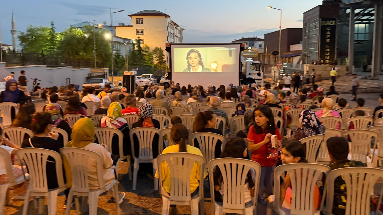 Yenimahalle’de vatandaş mutlu: Sinema günleri sürüyor