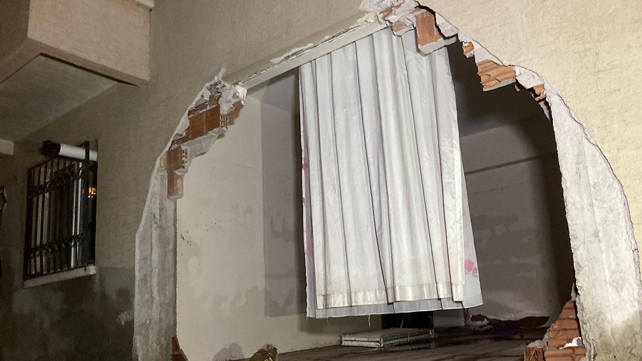 Keçiören’de yağmur sel olup, evin duvarını yıktı