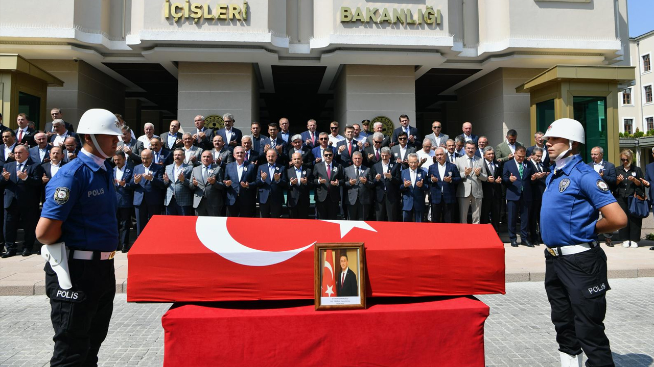 Devletin üst düzey kadroları Ankara'daki cenazede bir araya geldi