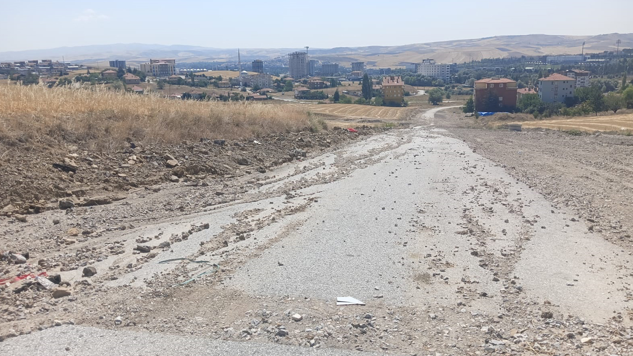 Pursaklar’da okul yolu alarm veriyor: Sel sonrası çamura döndü