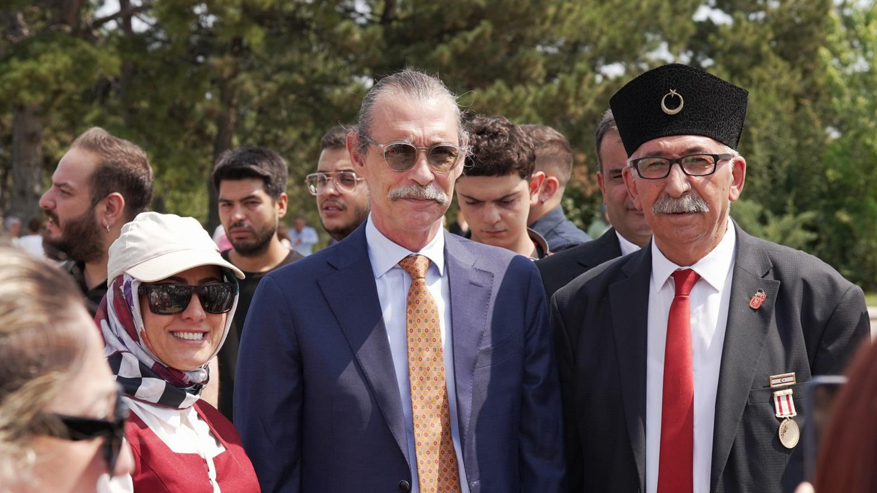 Erdal Beşikçioğlu Anıtkabir'de Ata'nın huzuruna çıktı