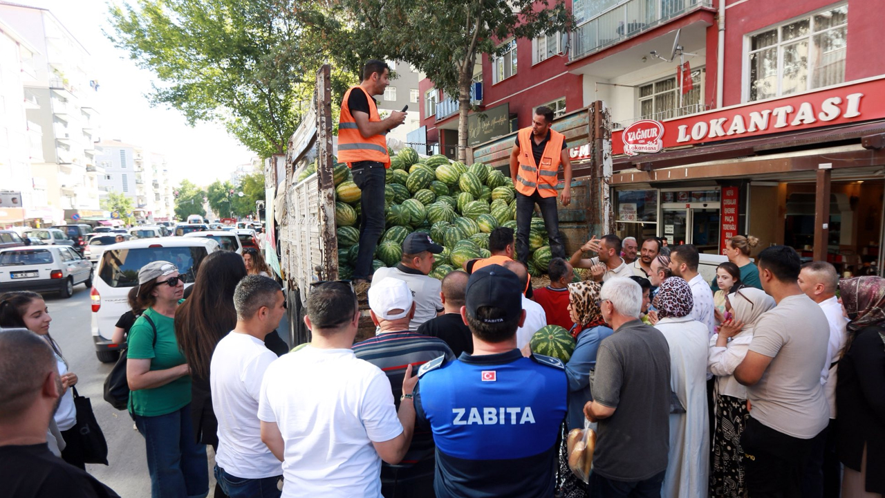 Yenimahalle'nin üç farklı noktasında ücretsiz karpuz dağıtılıyor