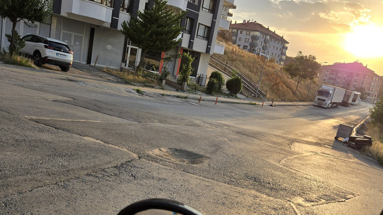 Çankaya'da çöken yola müdahale edildi: Vatandaş şikayet etmişti