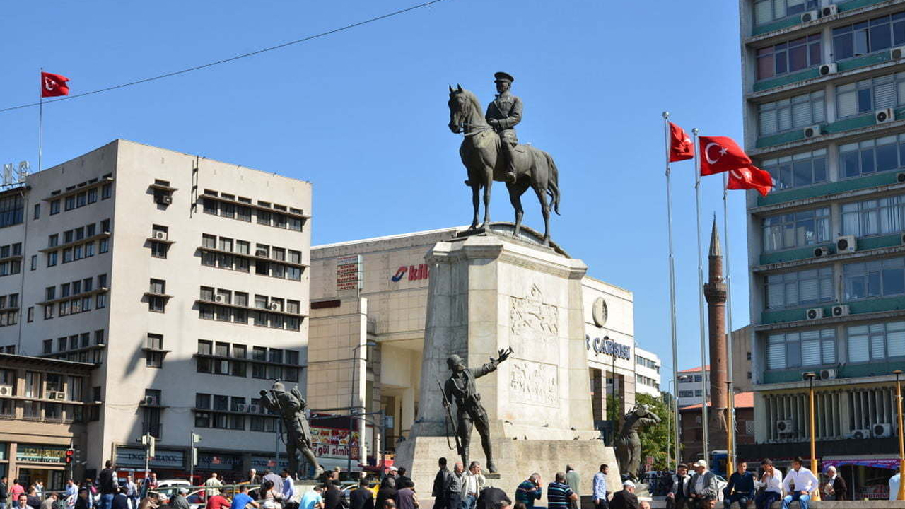 Ankara'da yağmur alarmı: Ulus Heykel'deki yol çalışması ertelendi