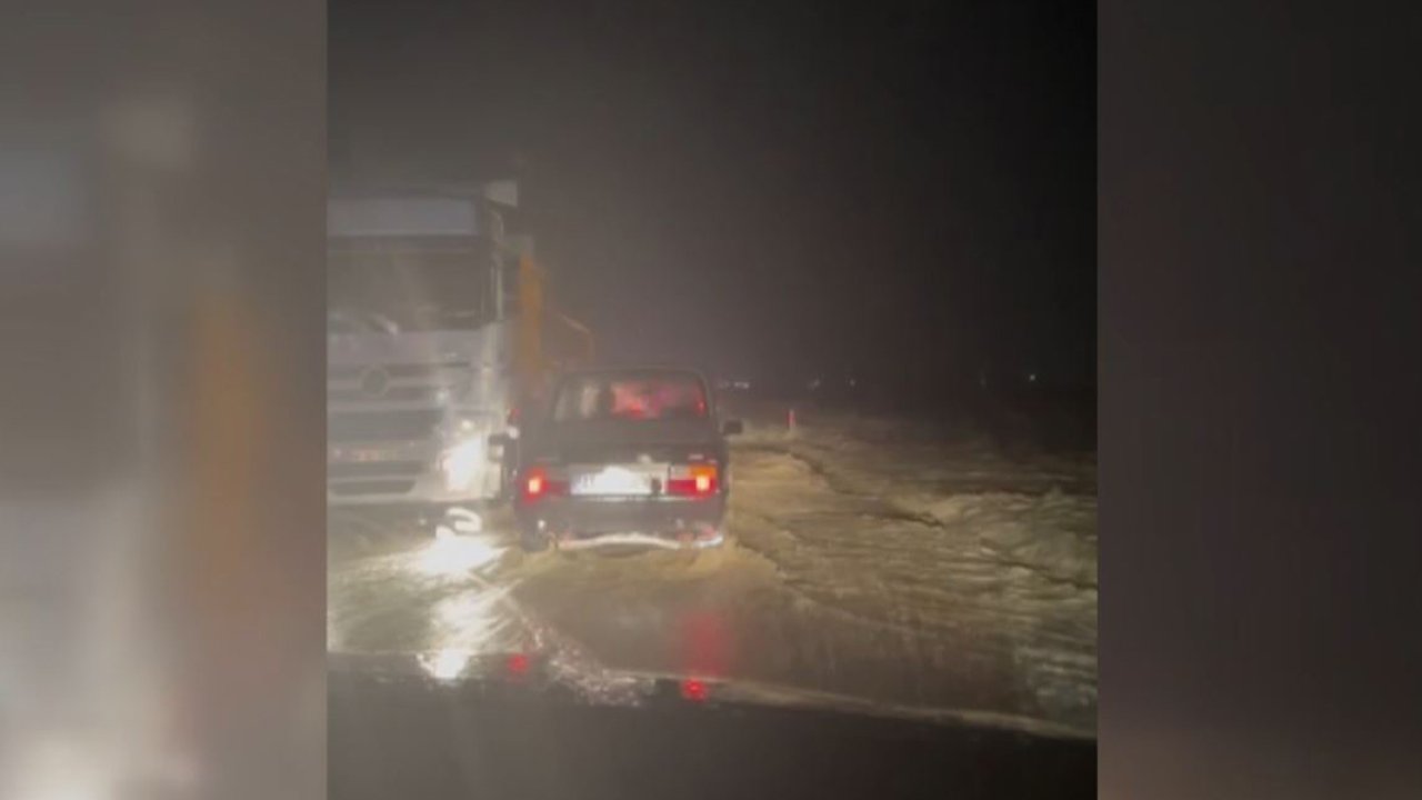 Polatlı’da sel oluştu, koca yol ulaşıma kapandı