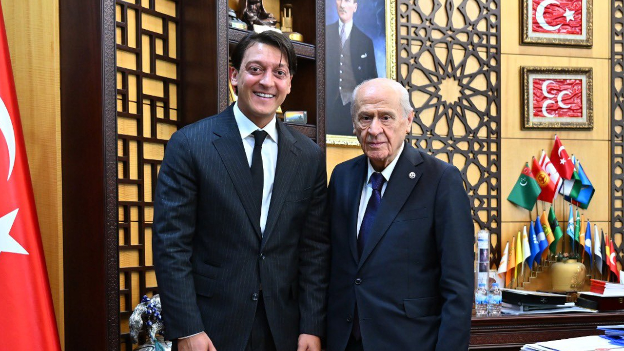 Mesut Özil Devlet Bahçeli’yi makamında ziyaret etti