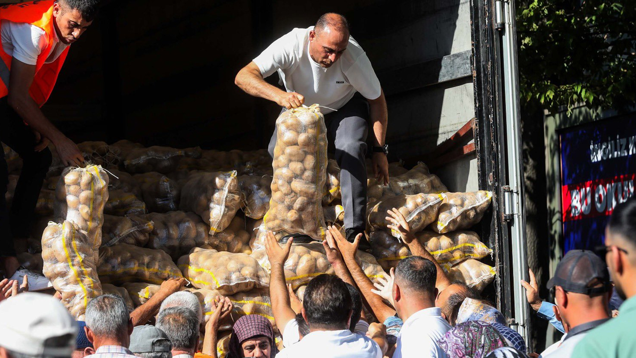 Ankara Yenimahalle'de vatandaşa çuvalla patates dağıtılıyor