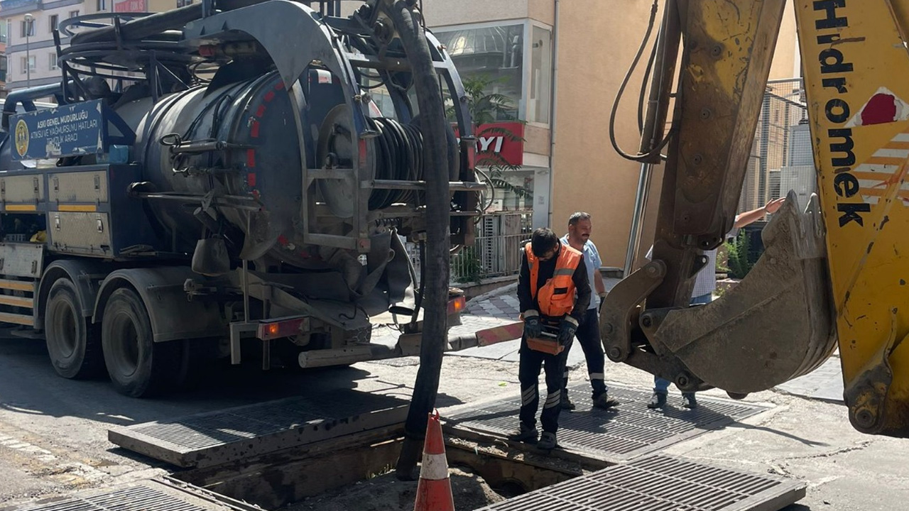 Keçiören’de ızgara ve sel kapanları tek tek temizlendi