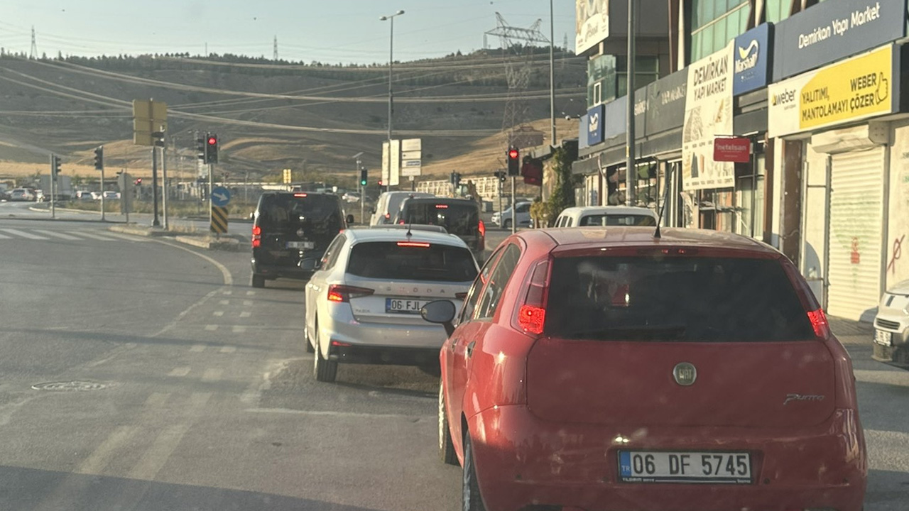 Çankaya Yaşamkent’te asfalt çöktü: Ekipler sahaya indi