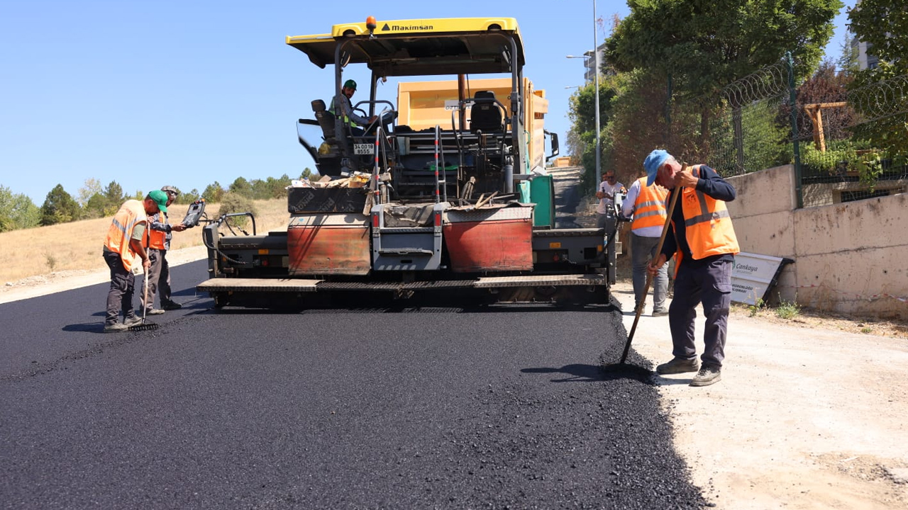 Çankaya Belediyesi ekipleri Alacaatlı’da asfaltları yeniledi