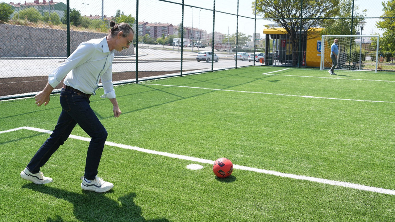 Erdal Beşikçioğlu halı sahaya indi: Futbol oynadı