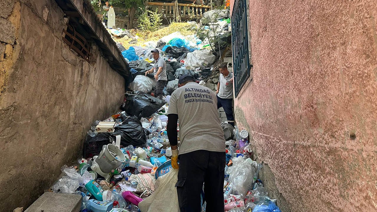 Altındağ’da çirkin görüntü: İki bina arası çöple doldu