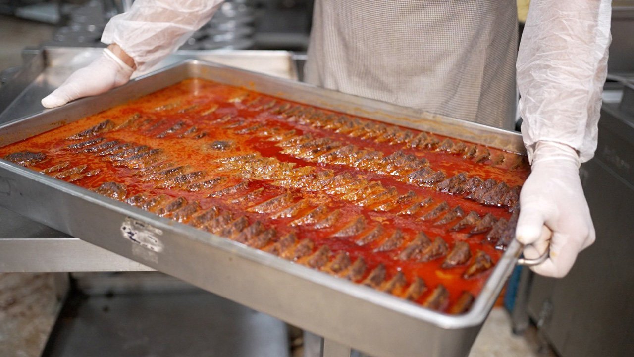 Etimesgut’ta her gün binlerce porsiyon yemek dağıtılıyor