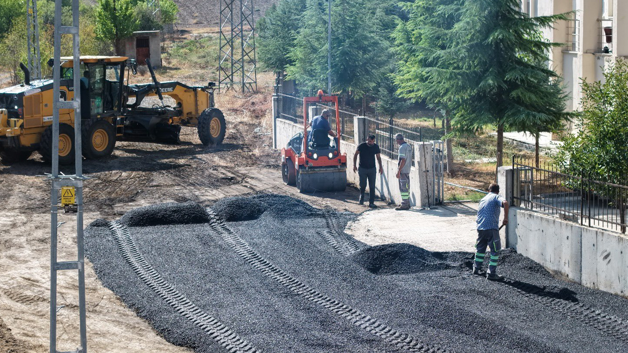 Kalecik Fen Lisesi önündeki alan asfaltlanıyor