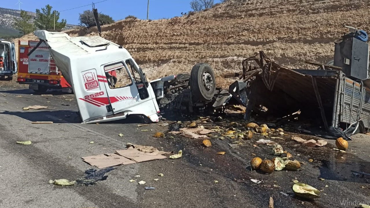 Feci kazada araçlar param parça oldu; 3 kişi öldü