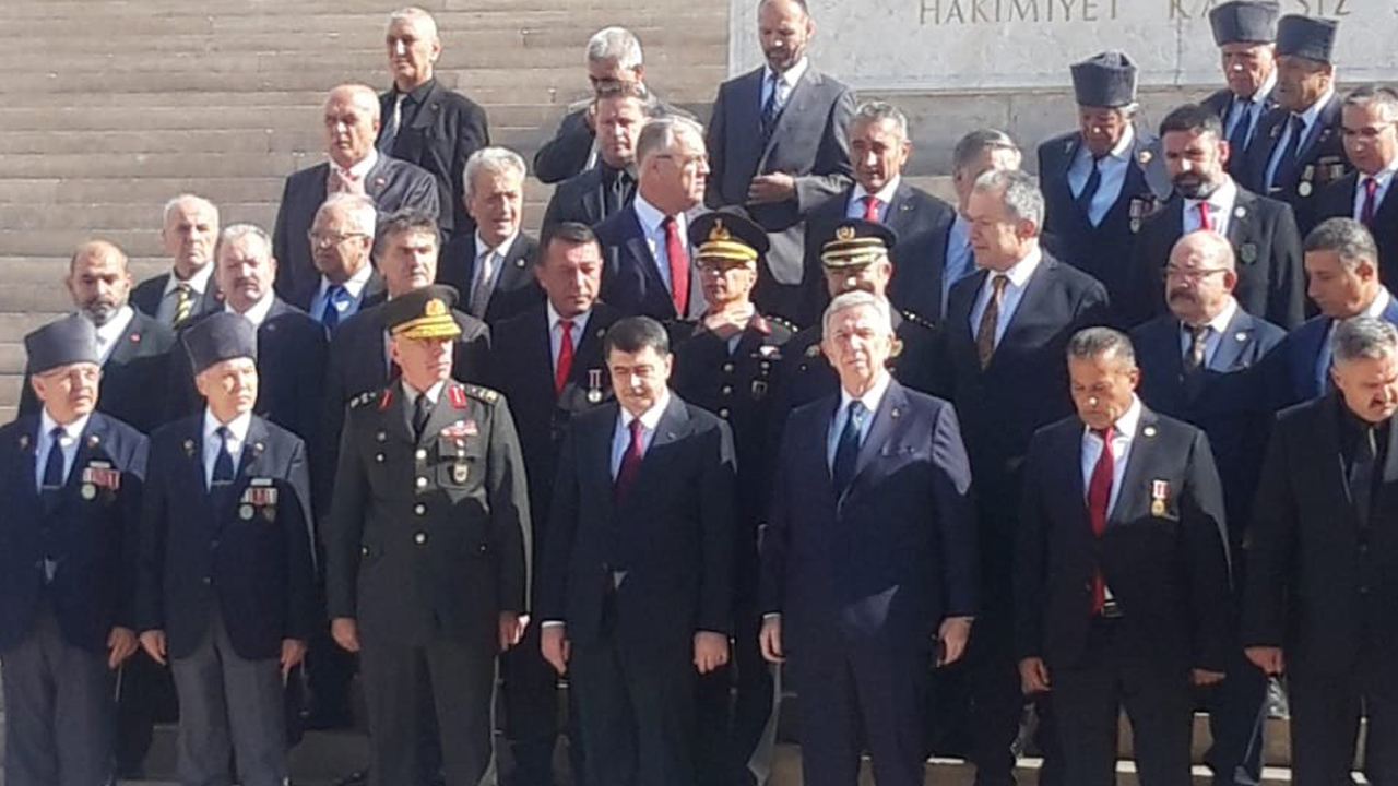 Mansur Yavaş gazilerle birlikte Anıtkabir'i ziyaret etti