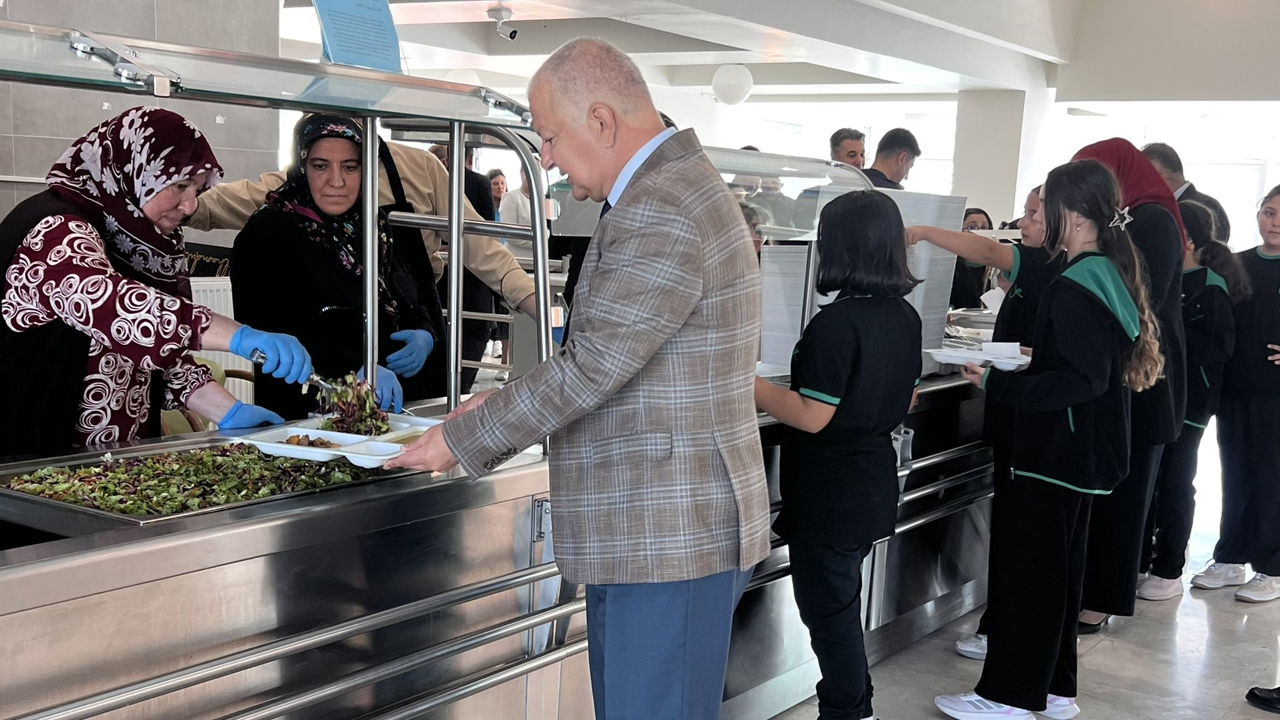 Çankaya Kaymakamı, Ümitköy İmam Hatip Lisesi'nde yemeğe katıldı