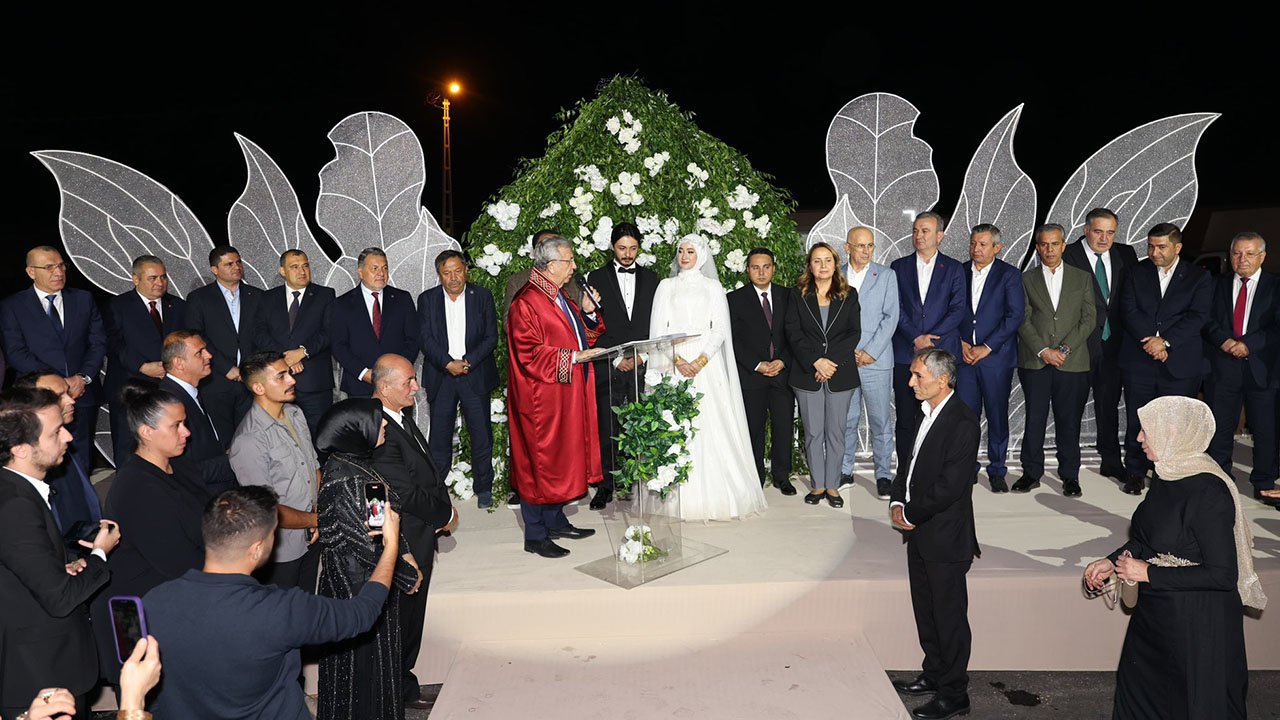Kalecik Belediye Başkanı kızını evlendirdi, nikahı Mansur Yavaş kıydı