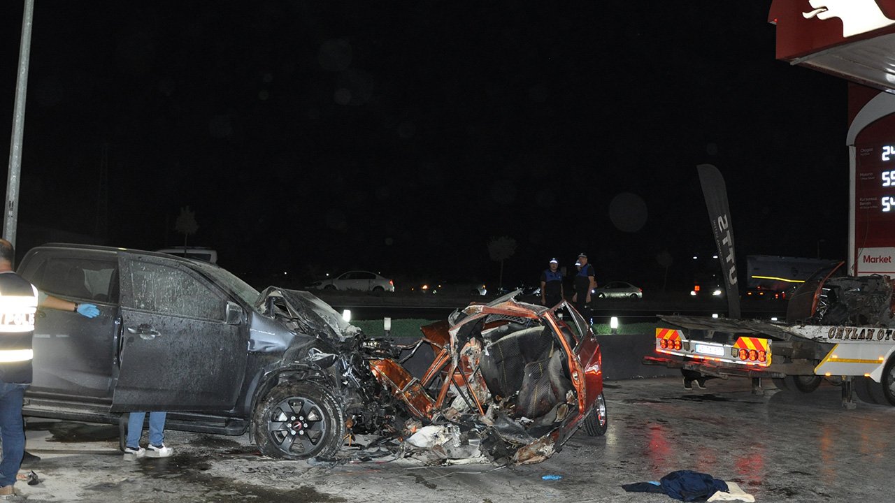 Feci kaza: Otomobil ikiye ayrıldı 5 kişi hayatını kaybetti