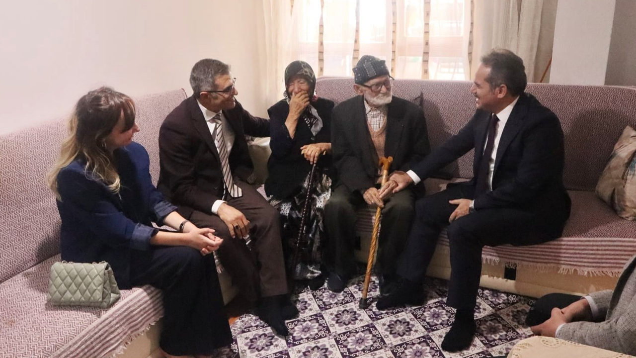 Mamak Kaymakamı ilçedeki yaşlıları evinde ziyaret etti