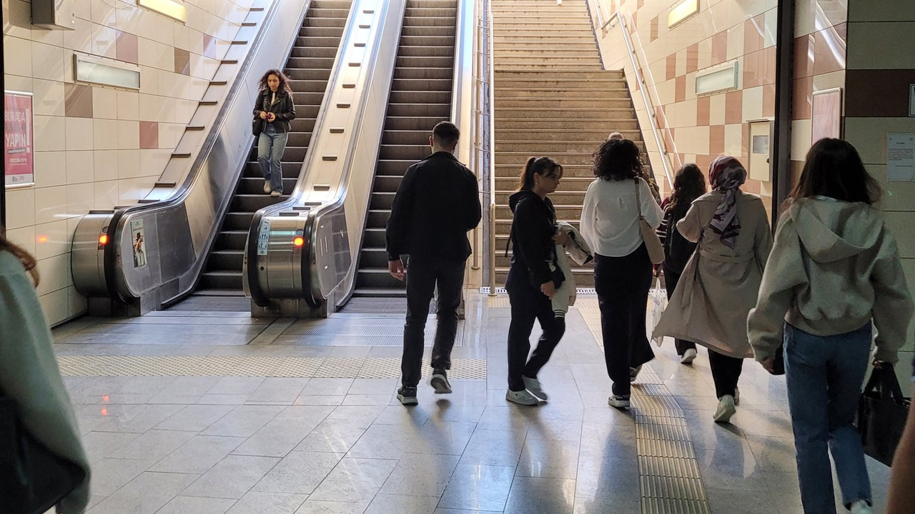 Keçiören Metrosu Şehitler durağında yürüyen merdivenler tamir edildi