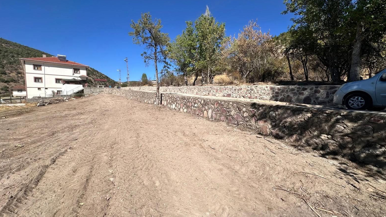 Çamlıdere'deki yeni köy konağı için istinat duvarı çekildi