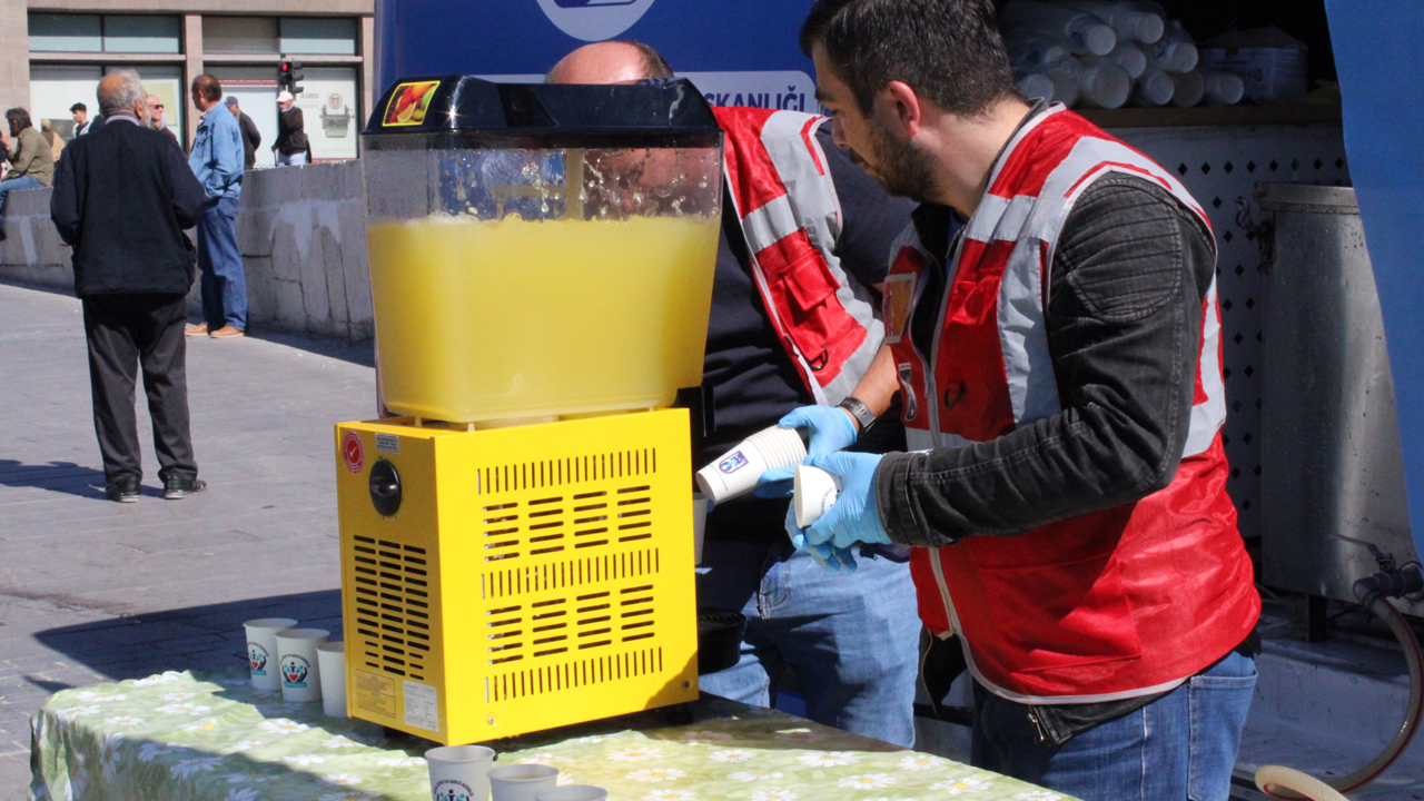 Kış gelmeden son günler: Kızılay ve Ulus’ta limonata ikramı
