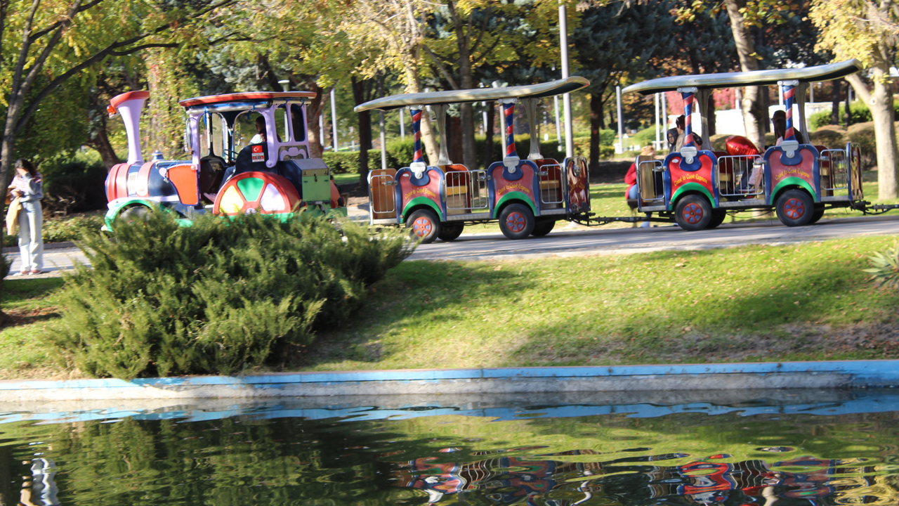 Başkentliler kış öncesi son sıcak günlerin tadını parklarda çıkardı