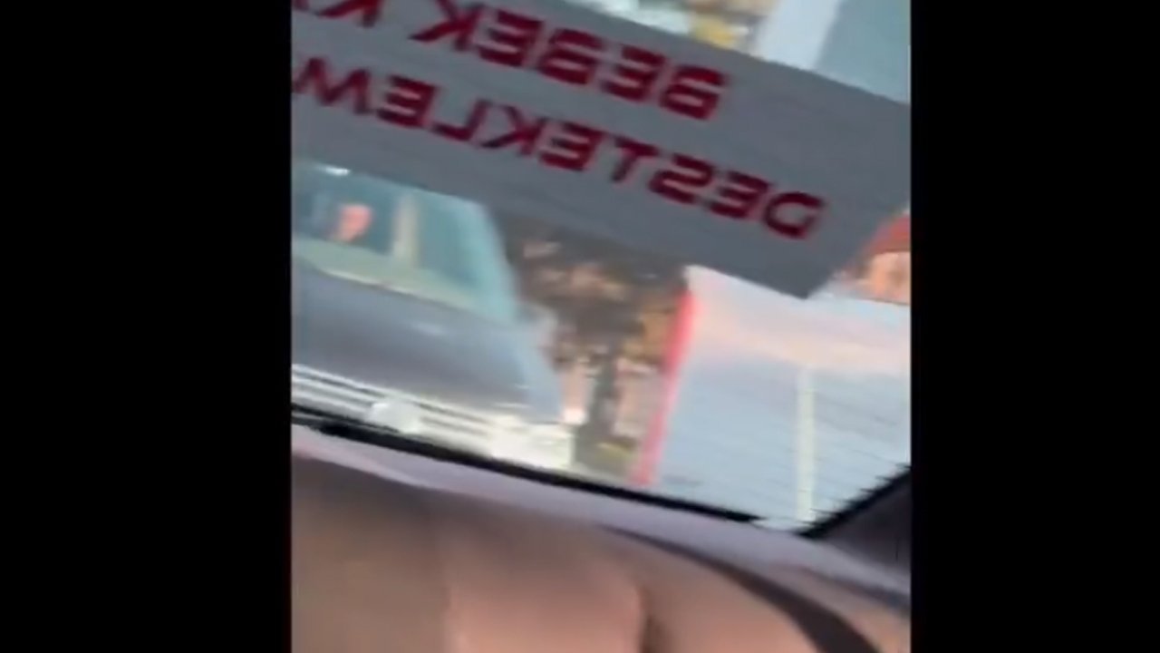 Aracının camına Öcalan’la ilgili yazı yazdı; gören kornoya bastı