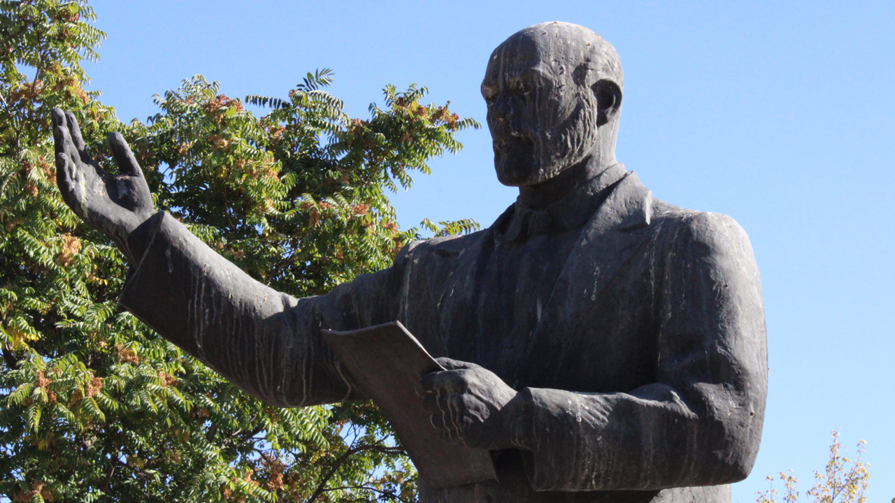 Akif’e yakışmayan görüntü: Heykel kuş pisliğiyle kaplandı