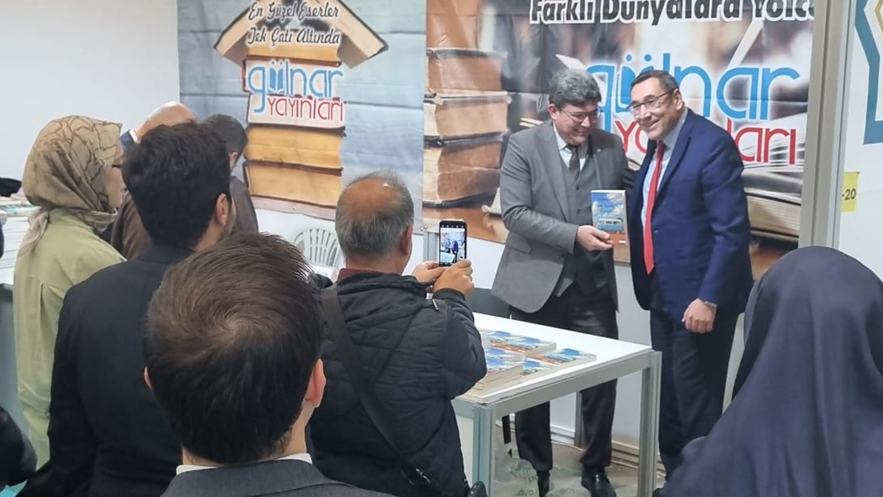 Hakim Murat Bahadır Ankara Kitap Fuarı'nda okuyucularıyla buluştu