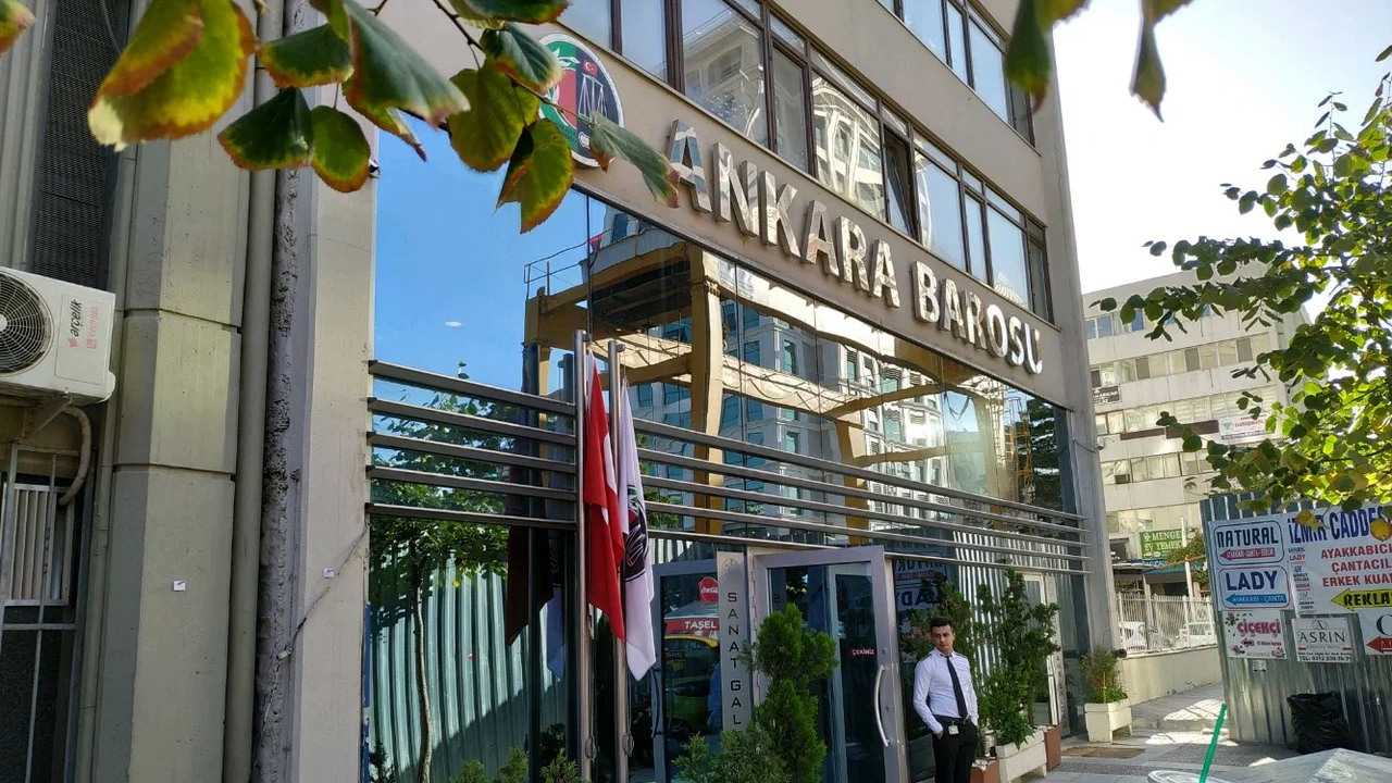 Avukatlardan Apo karşıtı açıklamaya katılmayan Ankara Barosu'na tepki