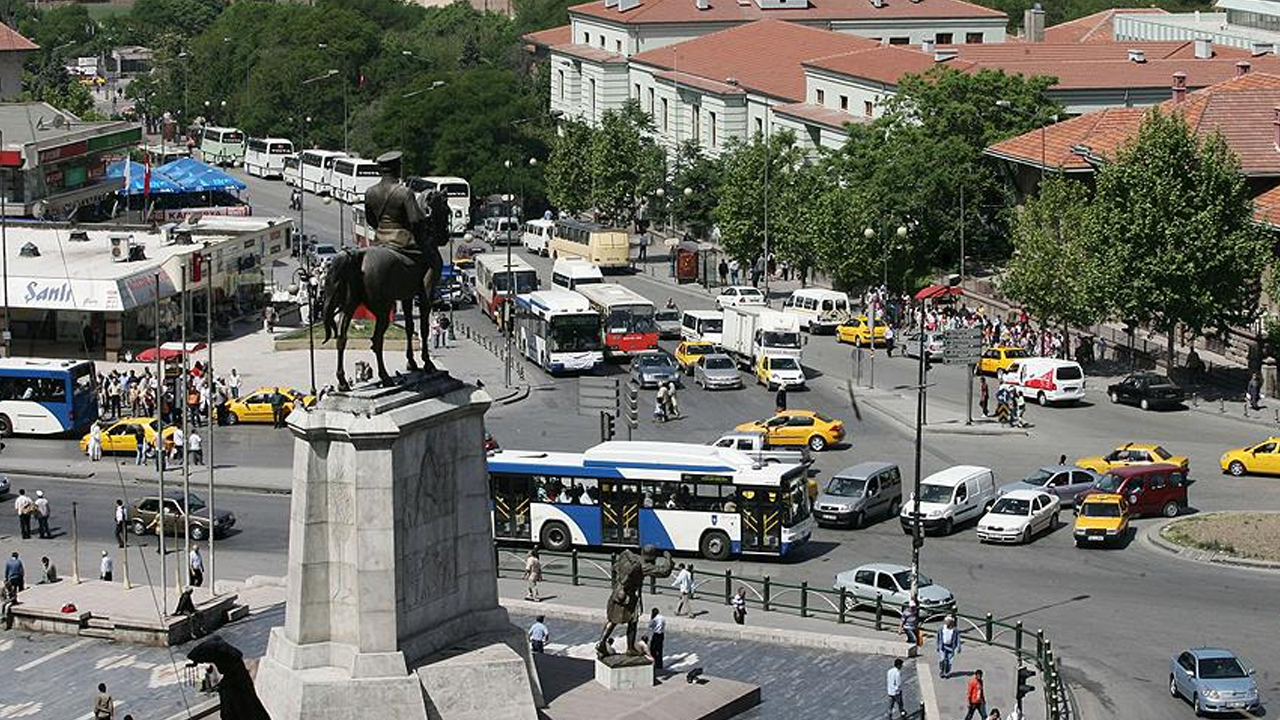 Ankara Ulus'ta yollar geçici olarak hizmete kapatıldı