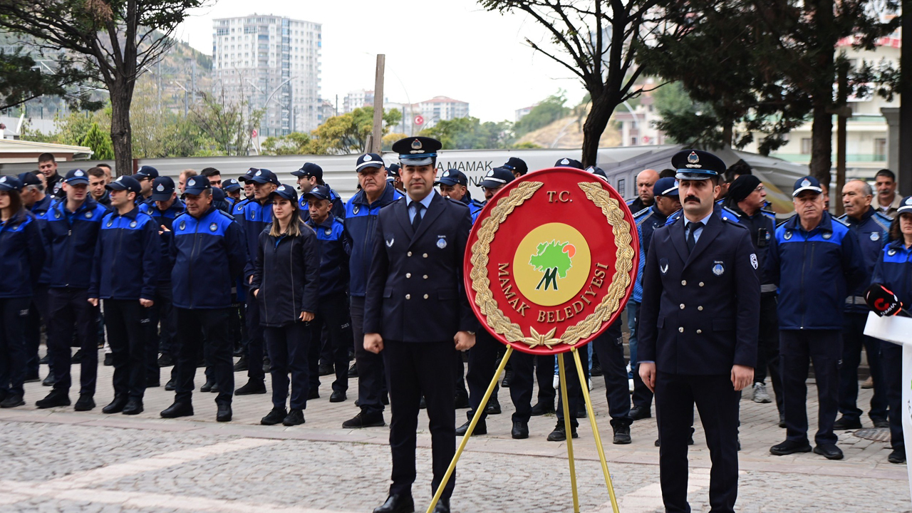Mamak Belediye binasında tören: Çelenk bıraktılar