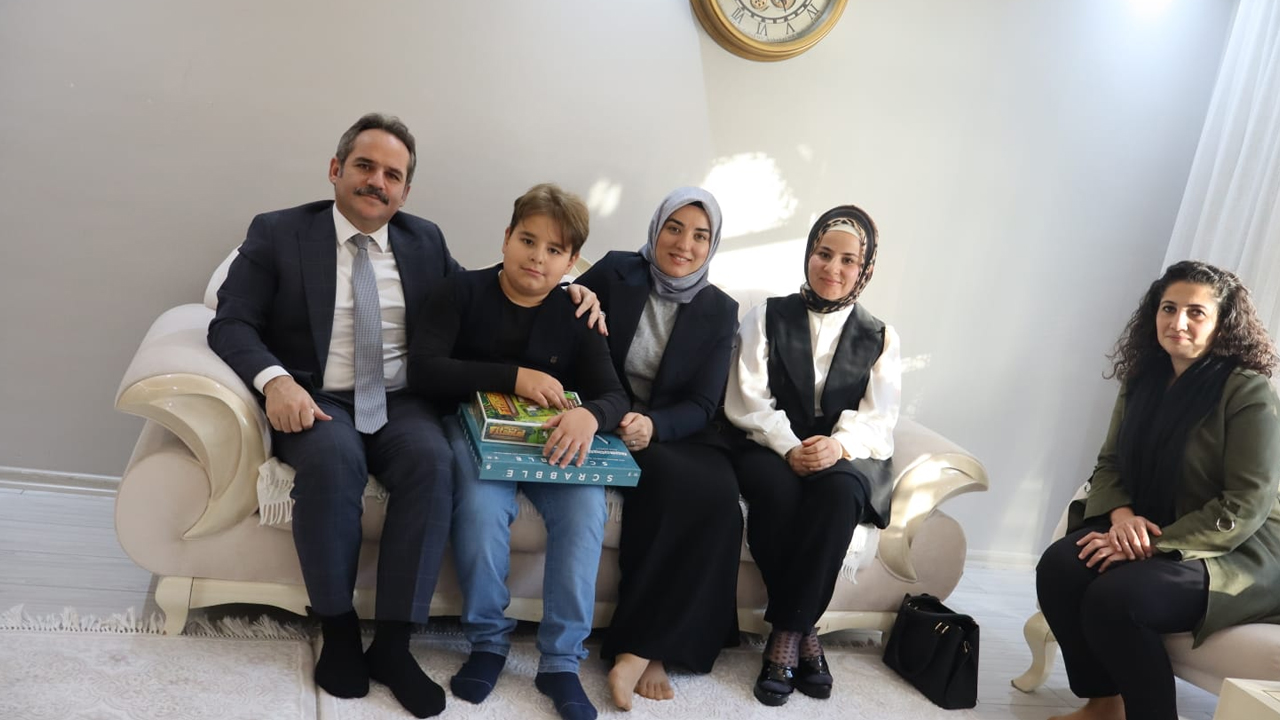 Ankara'daki kaymakamdan alkışlık hareket: Şehit ailesini ziyaret etti