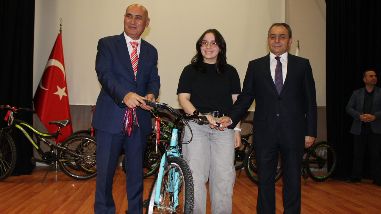 LGS’de ilk 10’a giren öğrenciler Mamak'ta bisikletle ödüllendirildi